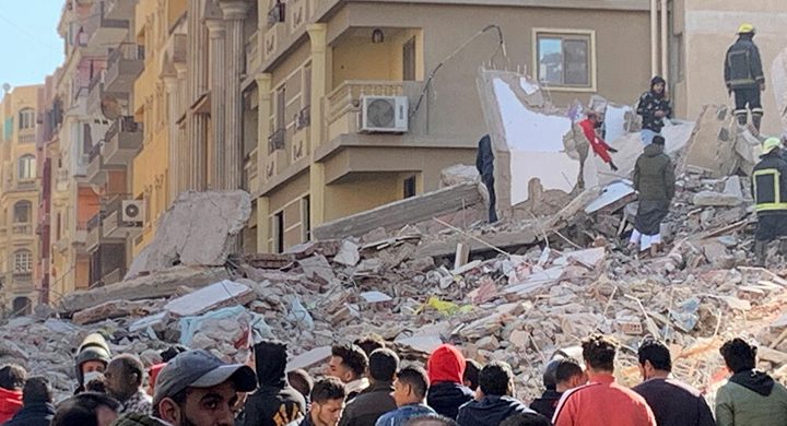 مصر: ارتفاع عدد ضحايا انهيار مبنى جسر السويس الى 23