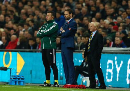 مدرب منتخب إنجلترا يدعو لاعبيه للاقتداء بتييري هنري