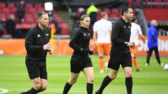 أول امرأة تدير مباراة بتصفيات كأس العالم في مباراة هولندا ولاتفيا