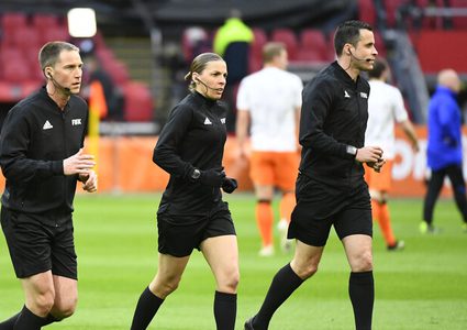 أول امرأة تدير مباراة بتصفيات كأس العالم في مباراة هولندا ولاتفيا