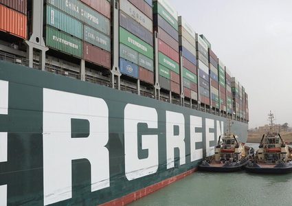 قاطرتان إضافيتان تنطلقان إلى قناة السويس للمساعدة