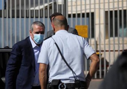 سلطات الإحتلال ترفض السماح لحسين الشيخ بزيارة البرغوثي