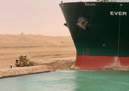 النفط يهبط مع إعادة تعويم السفينة الجانحة في قناة السويس