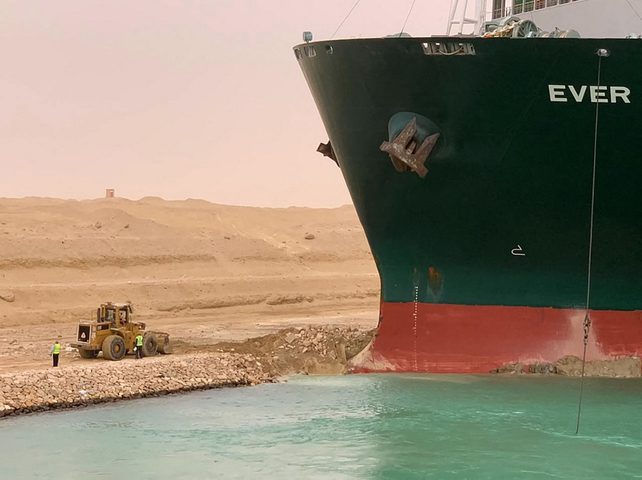 النفط يهبط مع إعادة تعويم السفينة الجانحة في قناة السويس