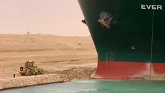 النفط يهبط مع إعادة تعويم السفينة الجانحة في قناة السويس
