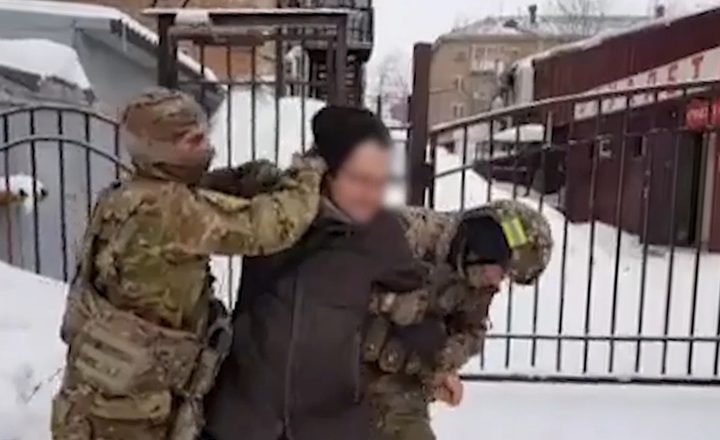 روسيا تقبض على عصابة متورطة في بيع شهادات كورونا مزيفة للأجانب