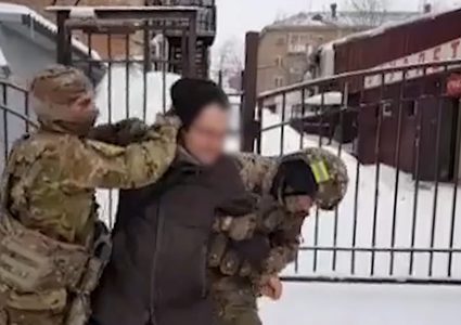 روسيا تقبض على عصابة متورطة في بيع شهادات كورونا مزيفة للأجانب