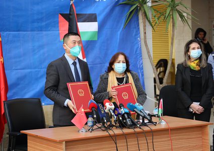 الصحة تعلن تسلمها 100 ألف جرعة من لقاح "سينوفارم"