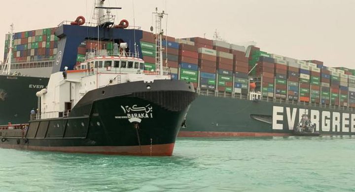 النفط يهبط مع فتح قناة السويس