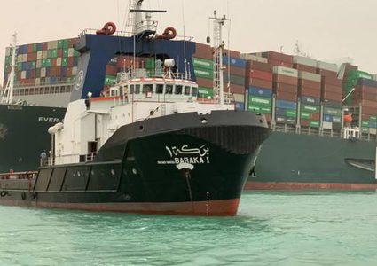 النفط يهبط مع فتح قناة السويس