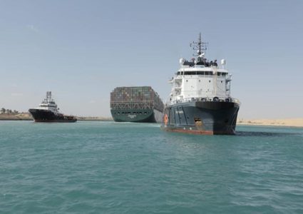 مصر.. أكثر من 100 سفينة عبرت قناة السويس بعد استئناف الملاحة