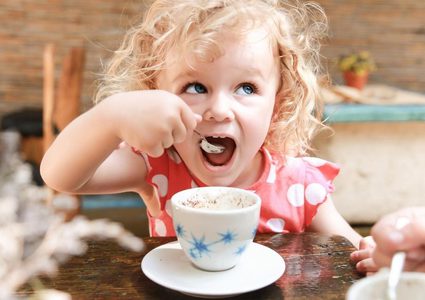 هل تؤثر القهوة على طول قامة الأطفال؟