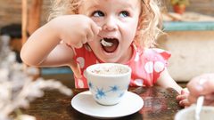 هل تؤثر القهوة على طول قامة الأطفال؟