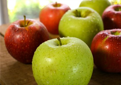 خبيرة توضح تأثير لون التفاح على فوائده الصحية