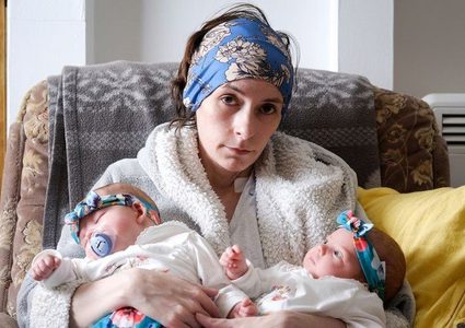 ولا تتناول الطعام.. بريطانية تنجب توأمين بعمر الـ40 عاما !