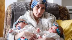 ولا تتناول الطعام.. بريطانية تنجب توأمين بعمر الـ40 عاما !