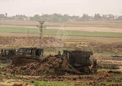 آليات الاحتلال تتوغل وتجرف أراضي زراعية شرق دير البلح