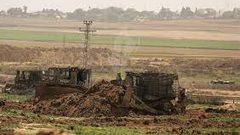 آليات الاحتلال تتوغل وتجرف أراضي زراعية شرق دير البلح