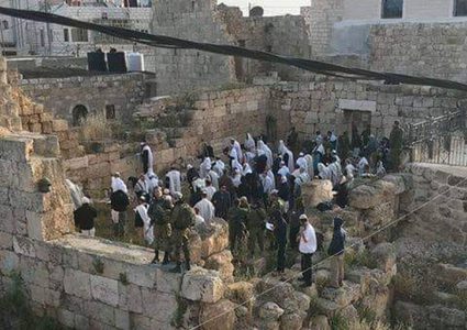 عشرات المستوطنين يقتحمون مبنى البرج الأثري في السموع