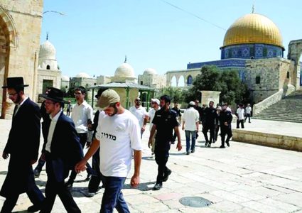 عشرات المستوطنين يقتحمون باحات المسجد الأقصى