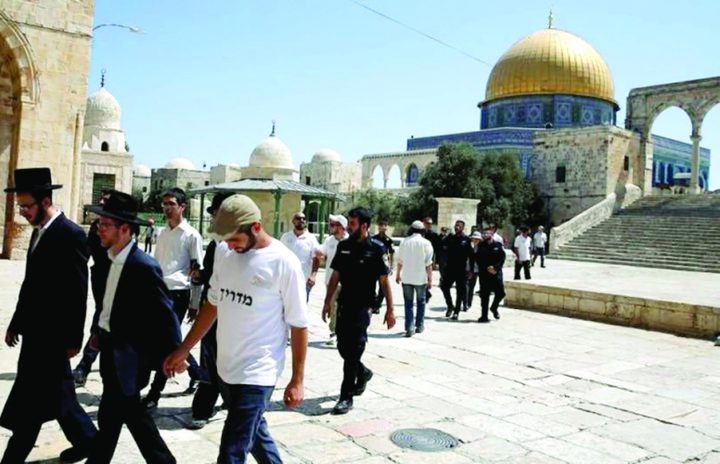 عشرات المستوطنين يقتحمون باحات المسجد الأقصى