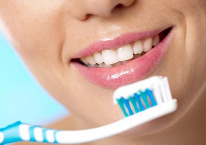 دراسة طبية تحذر من عواقب التكاسل عن تنظيف الاسنان لمدة يوم كامل