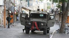 الاحتلال يعتقل مواطنا ويعتدي على آخرين في الخليل