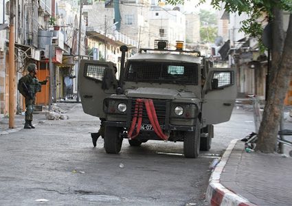 الاحتلال يعتقل مواطنا ويعتدي على آخرين في الخليل