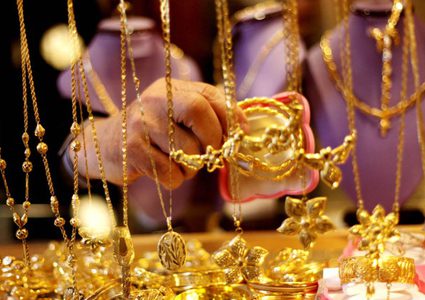أسعار الذهب ترتفع مع تراجع الدولار