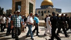 إصابات واقتحامات واسعة للأقصى