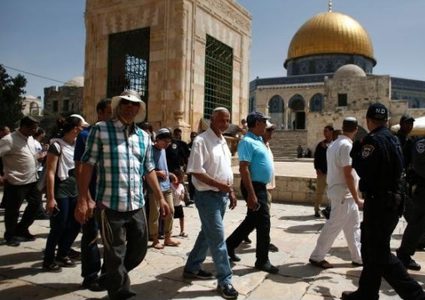 إصابات واقتحامات واسعة للأقصى