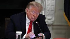 "فيسبوك" يحظر ترامب من جديد