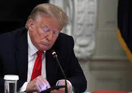 "فيسبوك" يحظر ترامب من جديد