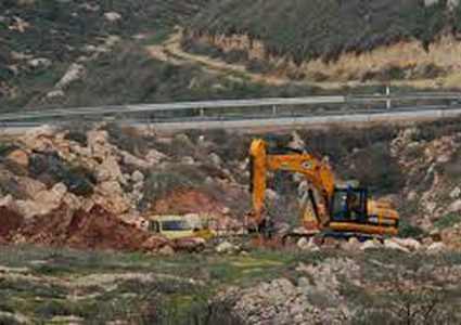 مستوطنون يجرفون أراض ويسعون طريقا زراعية غرب بيت لحم