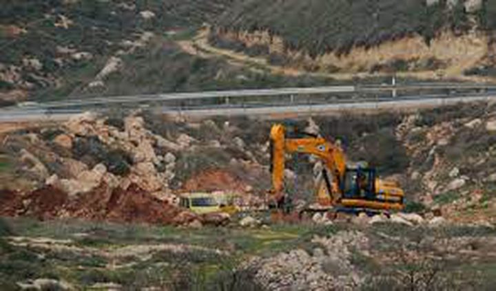 مستوطنون يجرفون أراض ويسعون طريقا زراعية غرب بيت لحم