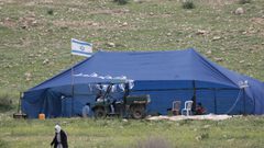 أهالي رأس كركر يهدمون خيمة استيطانية