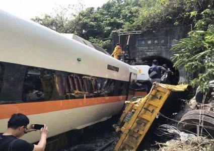 تايوان: مصرع 36 شخصا بخروج قطار عن السكة