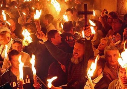 الكنائس المسيحية تحتفل بـ"سبت النور" حسب التقويم الغربي