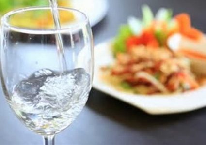 ما هو ضرر شرب الماء أثناء الأكل ؟