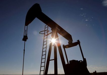 أسعار النفط تهبط بعد مكاسب سابقة