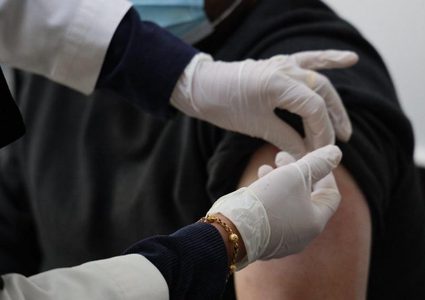 الصحة: تطعيم الكوادر التدريسية للصفوف من الأول وحتى السادس