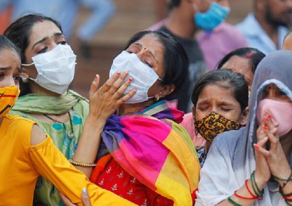إصابات كورونا اليومية في الهند تتخطى 100 ألف