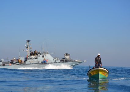 الاحتلال يستهدف مراكب الصيادين في بحر غزة
