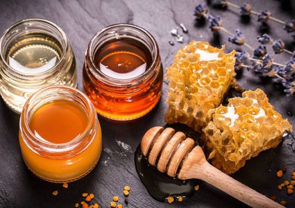 منها العسل..أبرز أطعمة التي لا تنتهي مدة صلاحيتها