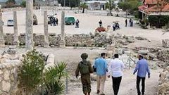 مستوطنون يعتدون بالضرب على رئيس بلدية سبسطية