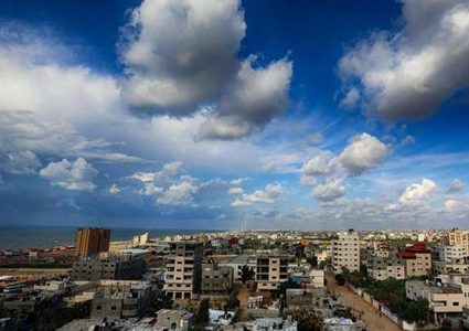 الطقس: كتلة هوائية جافة والحرارة أعلى من معدلها بحدود 9 درجات