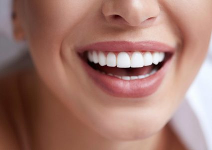 الليمون والصودا.. طريقة فعالة لتبييض الأسنان في المنزل