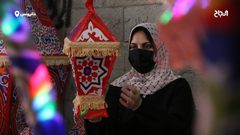 الزوجان خالد وغدير زنداح ٤٠ عاما، يعملان على صناعة زينة وفوانيس #رمضان داخل منزلهم في مخيم #خانيونس للاجئين جنوب قطاع غزة، في محاولة منهم لتحسين ظروفهم المعيشية، وإعالة أطفالهم الثلاثة،  في ظل الحصار الإسرائيلي المستمر على قطاع #غزة وتدهور الأوضاع الاقتصادية.