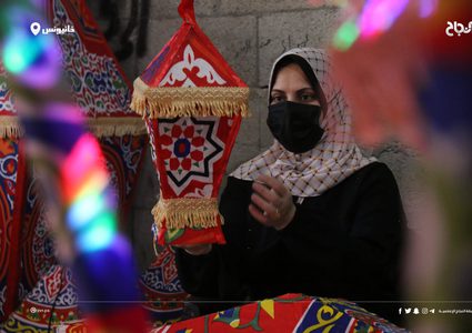 في غزة.. زوجان يعيلان أسرتهما من صناعة فوانيس رمضان