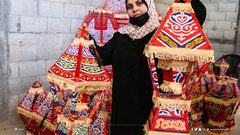 الزوجان خالد وغدير زنداح ٤٠ عاما، يعملان على صناعة زينة وفوانيس #رمضان داخل منزلهم في مخيم #خانيونس للاجئين جنوب قطاع غزة، في محاولة منهم لتحسين ظروفهم المعيشية، وإعالة أطفالهم الثلاثة،  في ظل الحصار الإسرائيلي المستمر على قطاع #غزة وتدهور الأوضاع الاقتصادية.